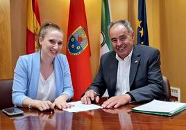 El alcalde y la concejala Educación e Infancia, en la firma del convenio.