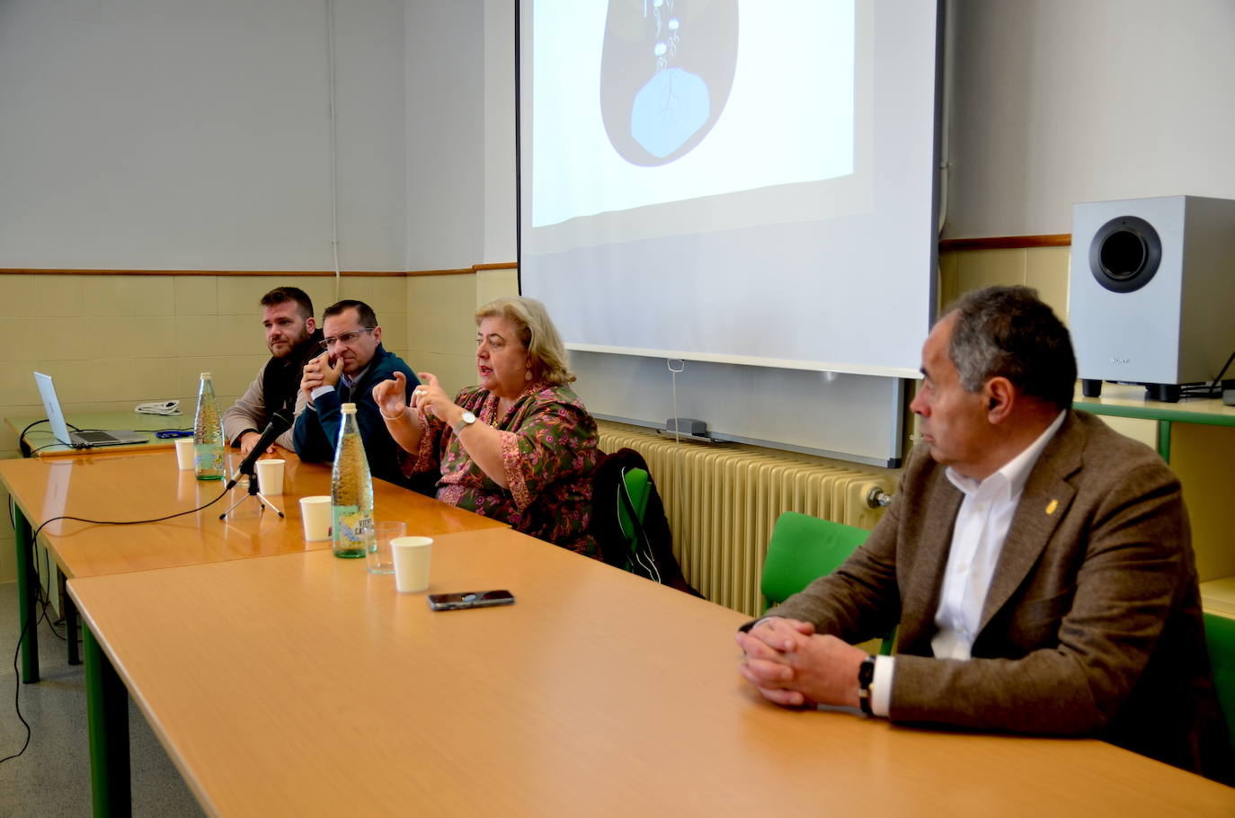 Clara Aguilera enseña la realidad del Parlamento Europeo al IES Los Neveros