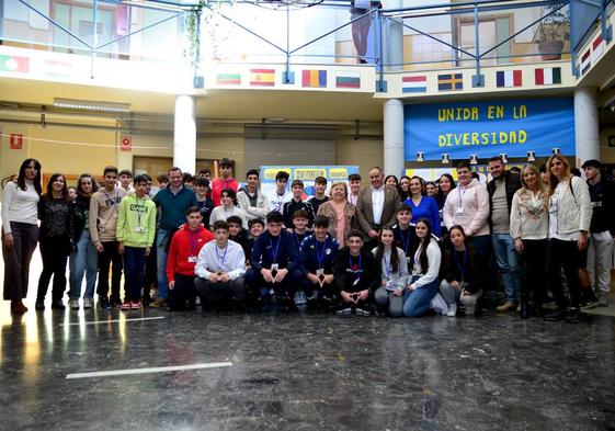 Visita de la eurodiputada Clara Aguilera al IES Los Neveros, 'Escuela Embajadora' del Parlamento Europeo.