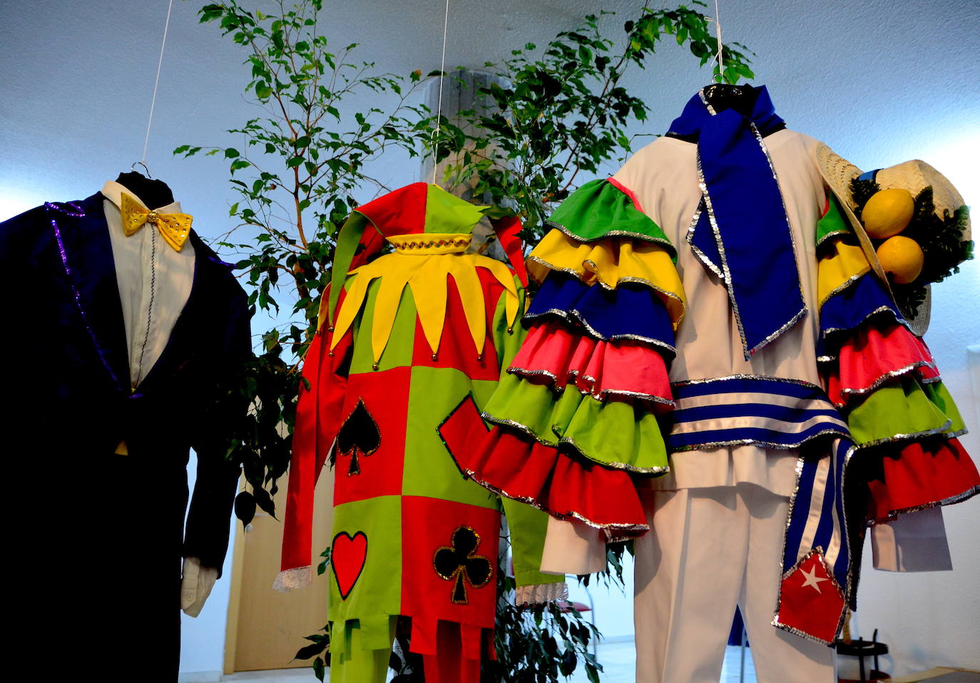 Huétor Vega expone los trajes de su carnaval tradicional
