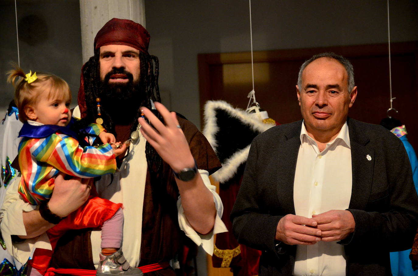 Huétor Vega expone los trajes de su carnaval tradicional