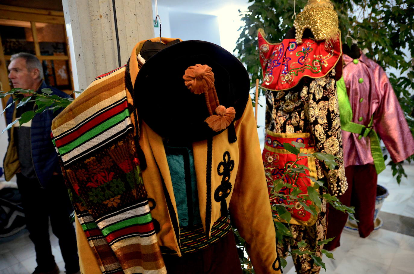 Huétor Vega expone los trajes de su carnaval tradicional