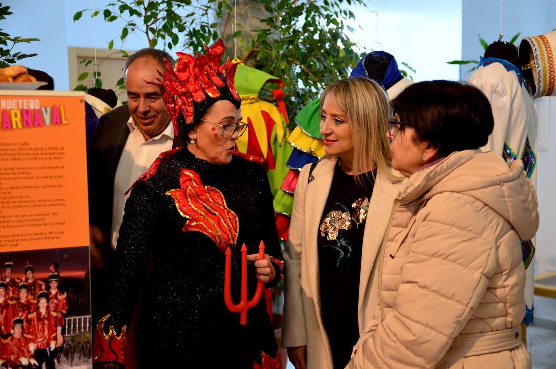 Huétor Vega expone los trajes de su carnaval tradicional
