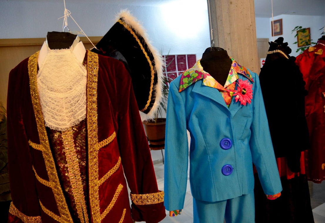 Huétor Vega expone los trajes de su carnaval tradicional