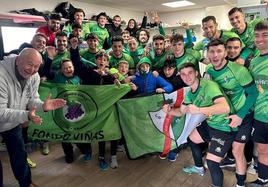 Euforia en el vestuario del Huétor Vega tras vencer al Torreperogil.