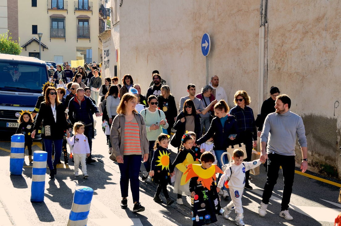 Encuéntrate en el pasacalles del carnaval de Huétor Vega