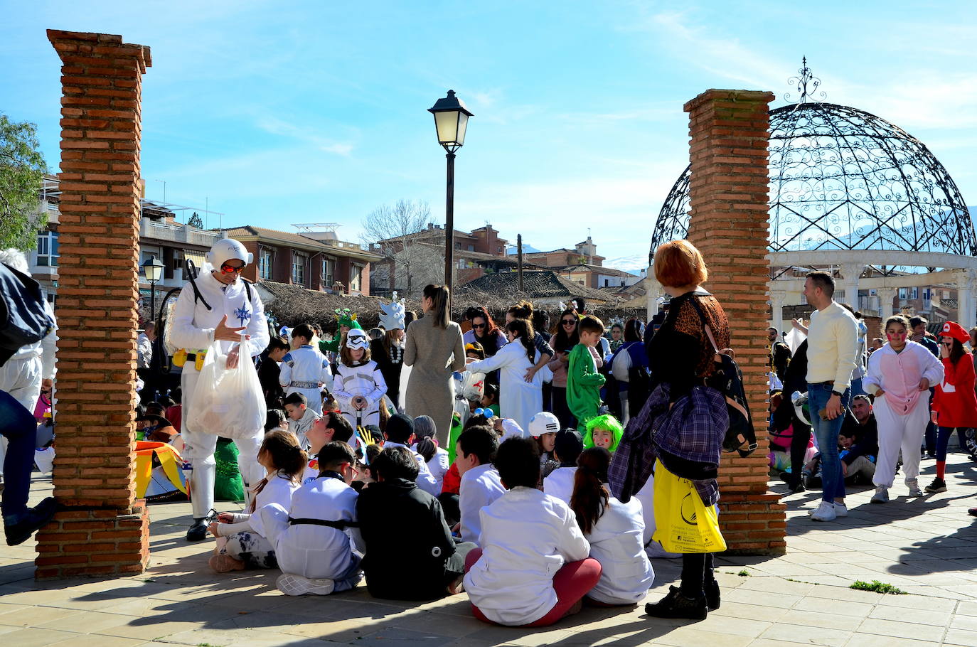 Encuéntrate en el pasacalles del carnaval de Huétor Vega