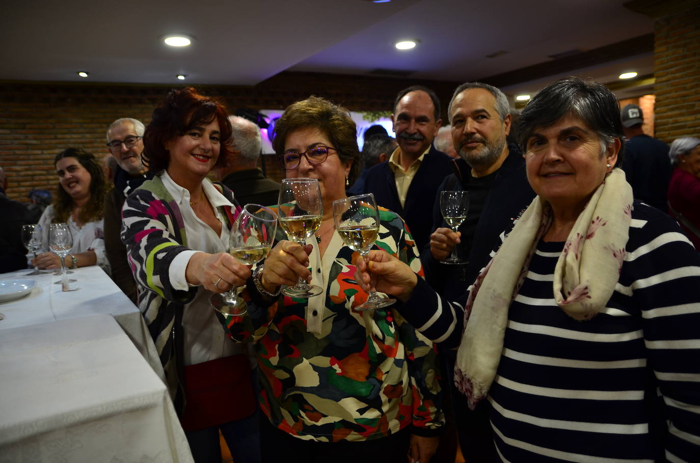 Gran ambiente en la apertura de las Jornadas del Vino, Jamón y Chacinas de Huétor Vega