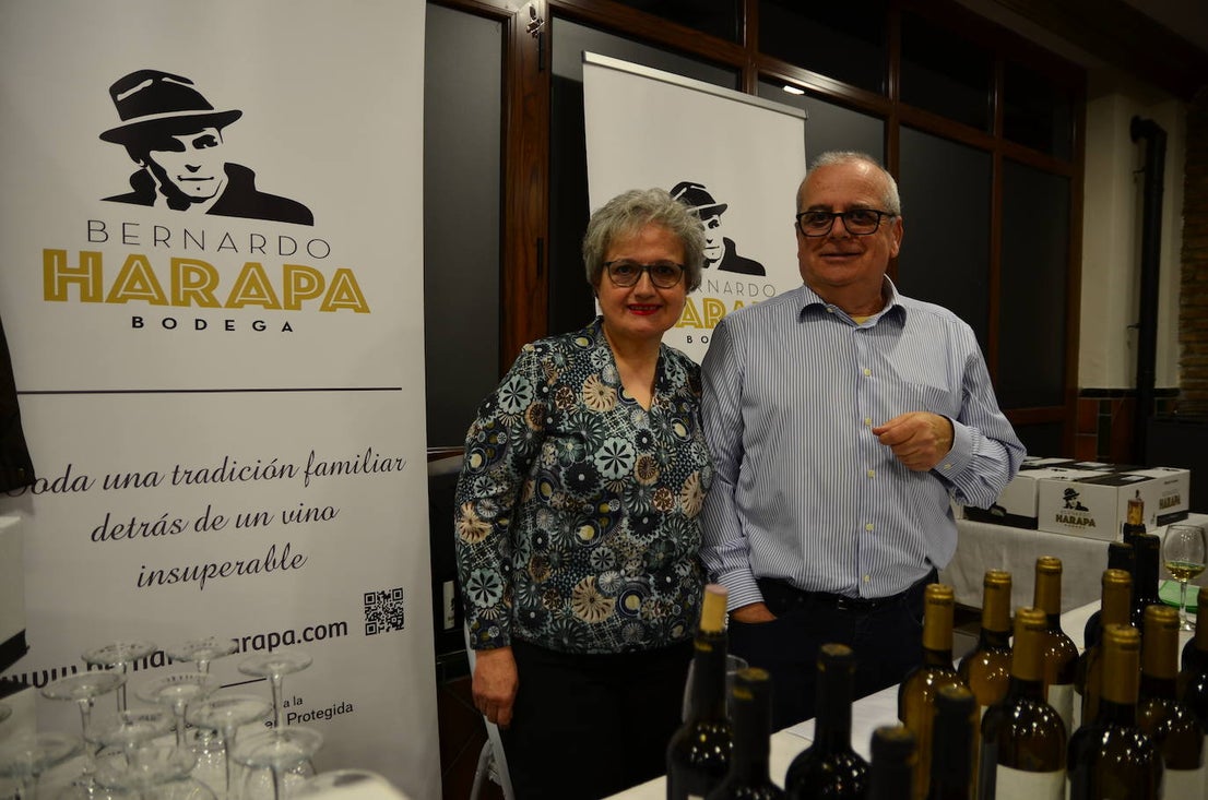 Gran ambiente en la apertura de las Jornadas del Vino, Jamón y Chacinas de Huétor Vega