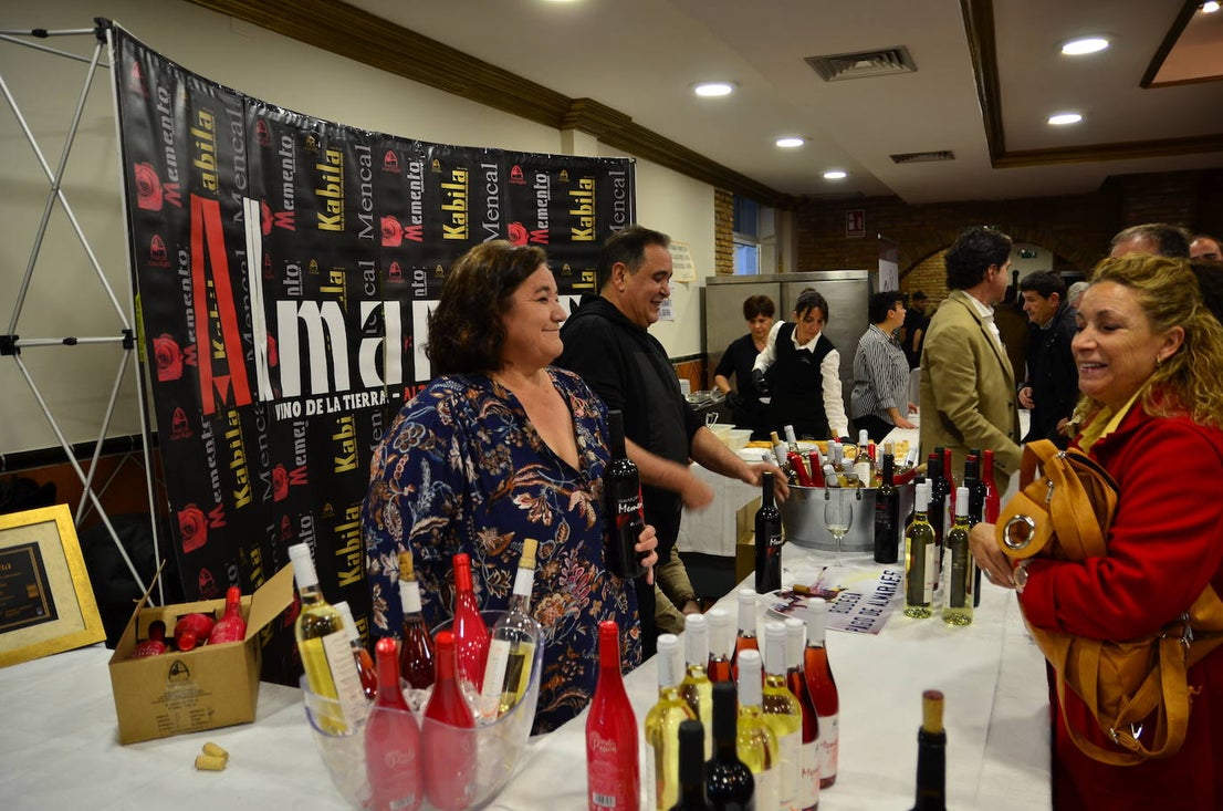 Gran ambiente en la apertura de las Jornadas del Vino, Jamón y Chacinas de Huétor Vega