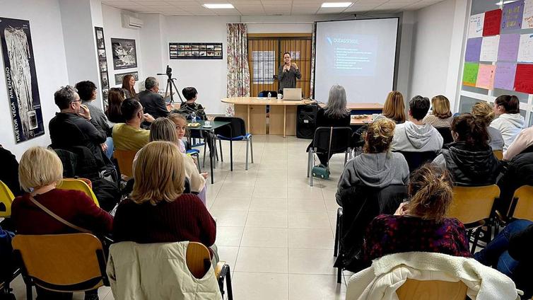 Huétor Vega aborda el uso responsable de WhatsApp y el control parental