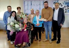 El Ayuntamiento felicita a Marina por cumplir 101 años.