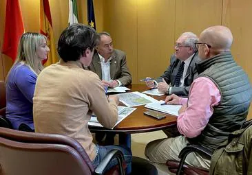 Reunión con Antonio Ayllón, en el Ayuntamiento de Huétor Vega.