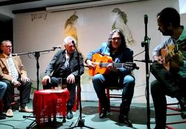 El cantaor Nene de Santa Fe, en el centro, y el guitarrista Juanma Girela a la derecha.