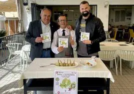 El alcalde, Mario del Paso, y el concejal de Turismo, Jesús Fernández, con el propietario de uno de los restaurantes participantes.