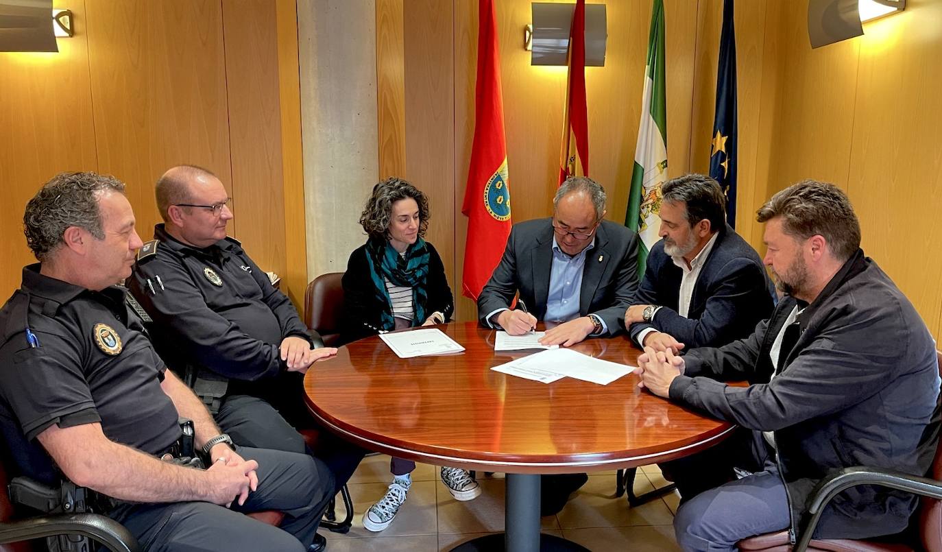 Huétor Vega retoma el convenio con la Asociación Provincial de Autoescuelas