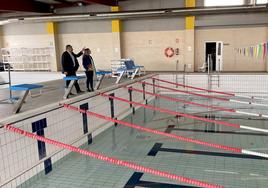 El alcalde, Mario del Paso, y la concejala de Urbanismo, Carolina Higueras, supervisan los trabajos en la piscina municipal.