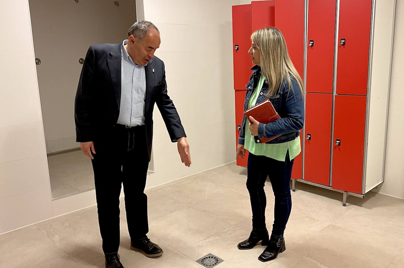 Duchas y vestuarios arreglados.