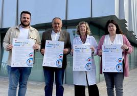 El concejal de Salud, el alcalde y representantes del centro médico de Huétor Vega presentan el cartel.