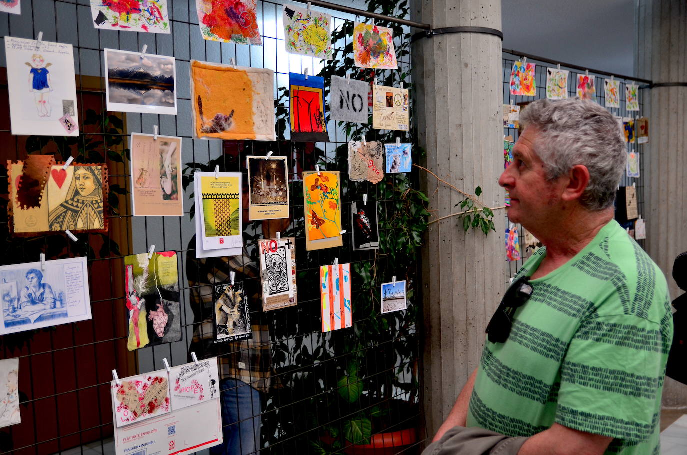 El arte postal grita por la paz en Huétor Vega