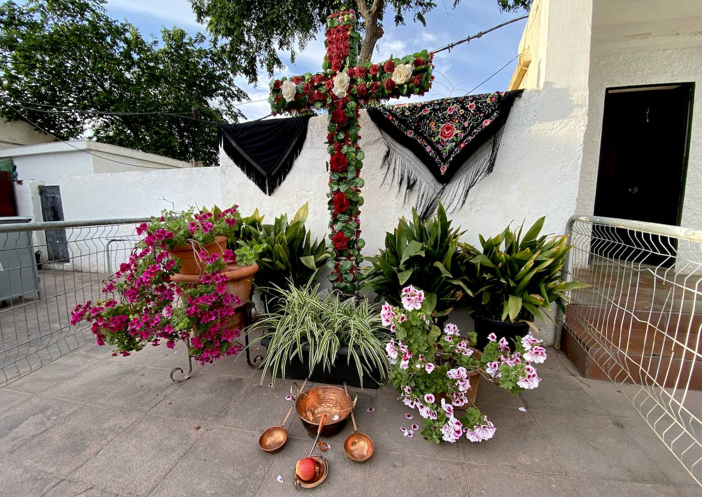 El ambiente de cruces inunda Huétor Vega