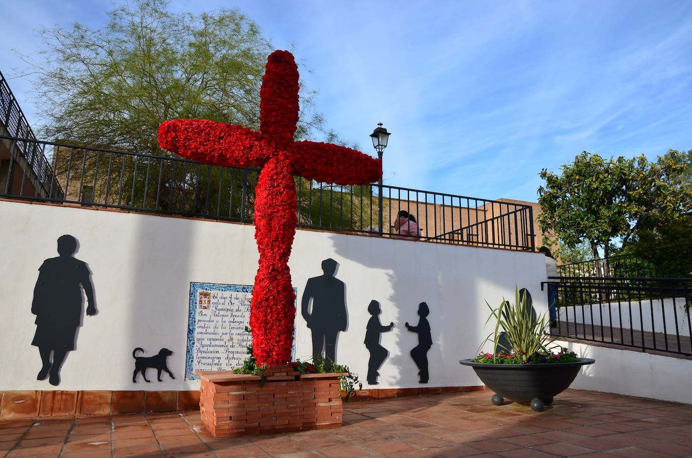 El ambiente de cruces inunda Huétor Vega