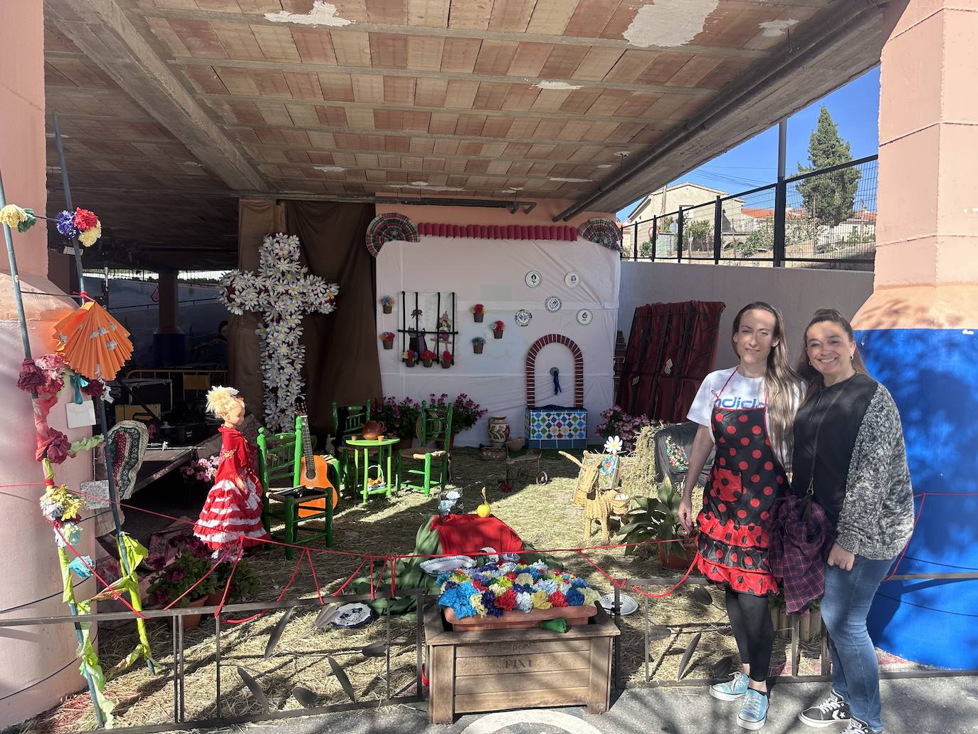 Cruz de la AMPA Veleta, segundo premio, en el patio del colegio Mariana Pineda.