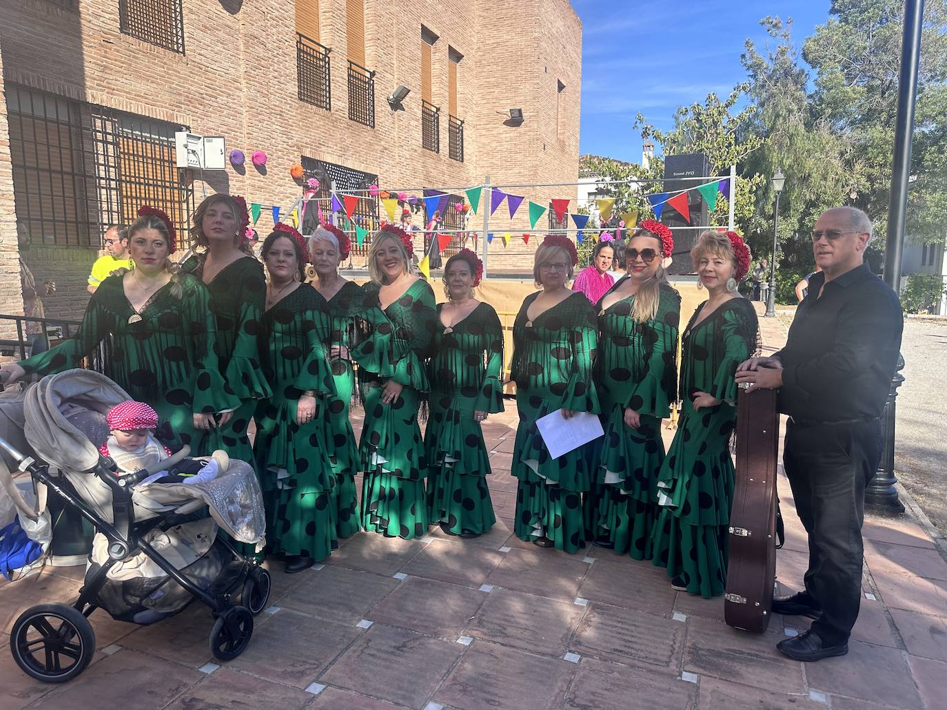 Fiesta del Día de la Cruz en el exterior del Centro Social La Nava.