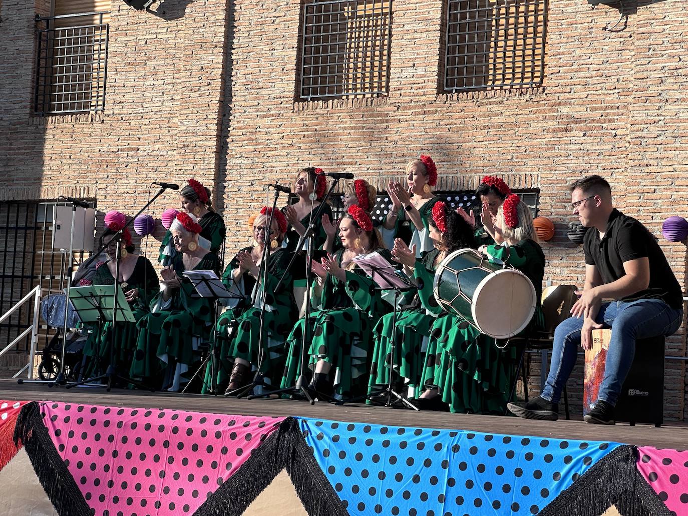 Fiesta del Día de la Cruz en el exterior del Centro Social La Nava.