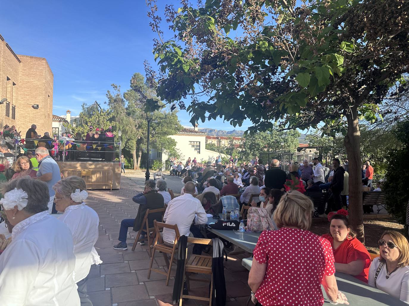 Fiesta del Día de la Cruz en el exterior del Centro Social La Nava.