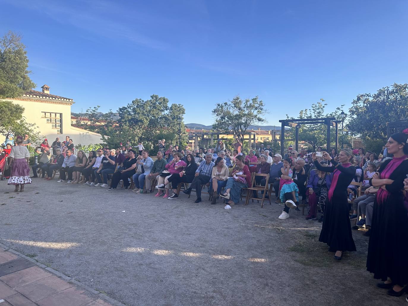 Fiesta del Día de la Cruz en el exterior del Centro Social La Nava.