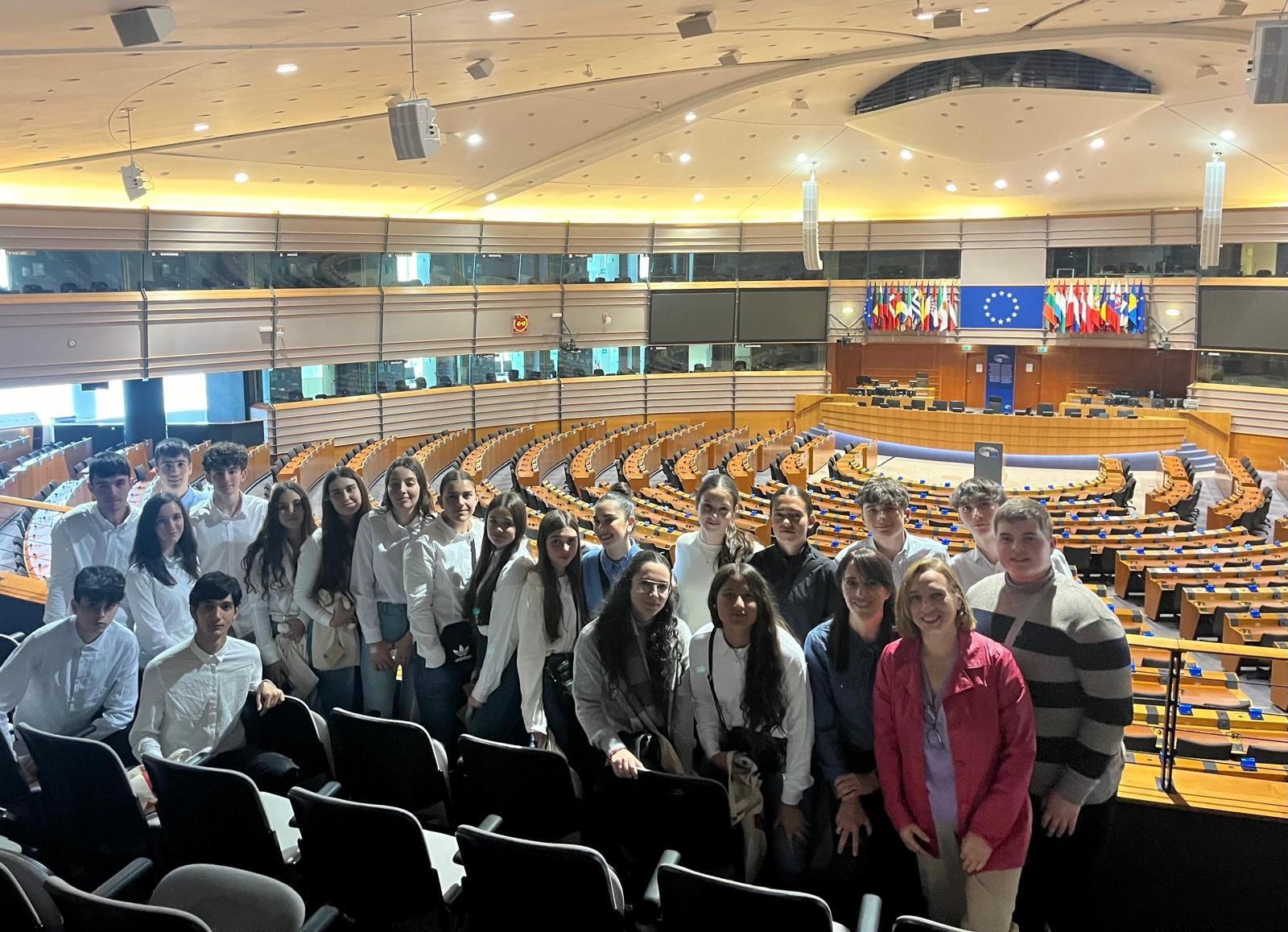 El alumnado hueteño, en la sede del Parlamento Europeo en Bruselas.