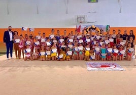 Las gimnastas participantes, con sus diplomas en el pabellón deportivo de Huétor Vega.