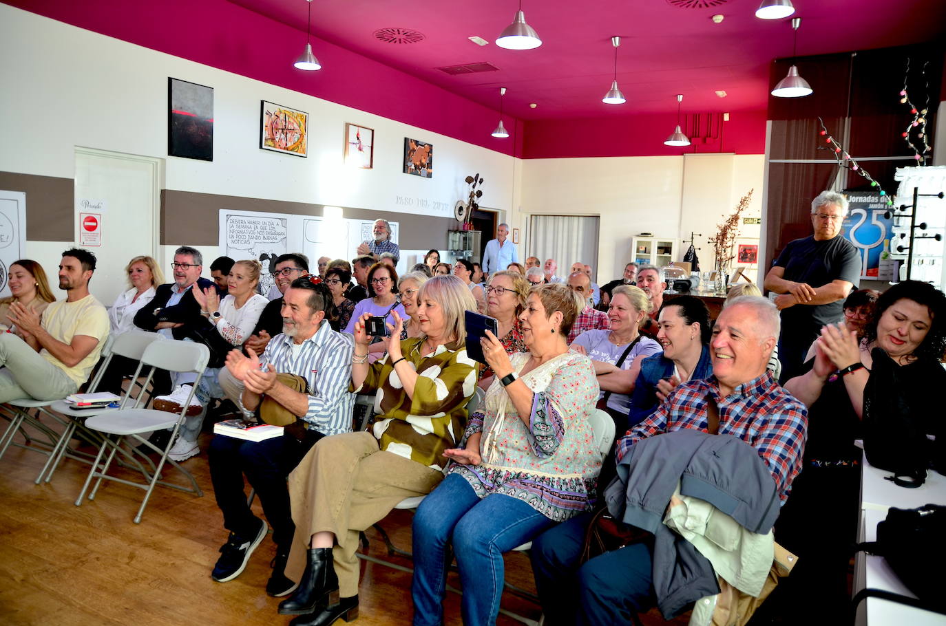 El aplaudido debut literario de Enrique Mochón Romera en Huétor Vega