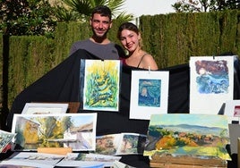 Los pintores Abel Villén y Rosa Cano, en un estand con sus obras.