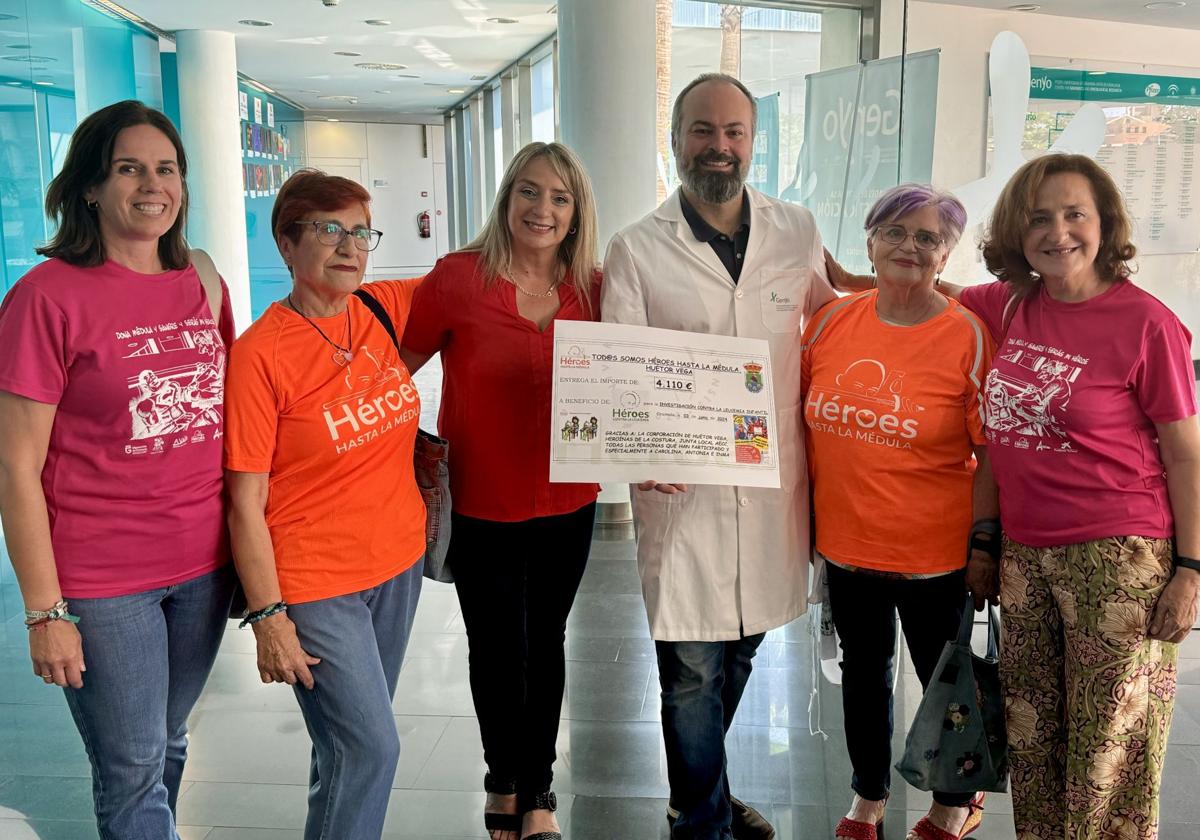 Héroes hasta la Médula, la concejala Carolina Higueras, y las colaboradoras Antoñita Arquelladas e Inma Reyes, entregan la donación.