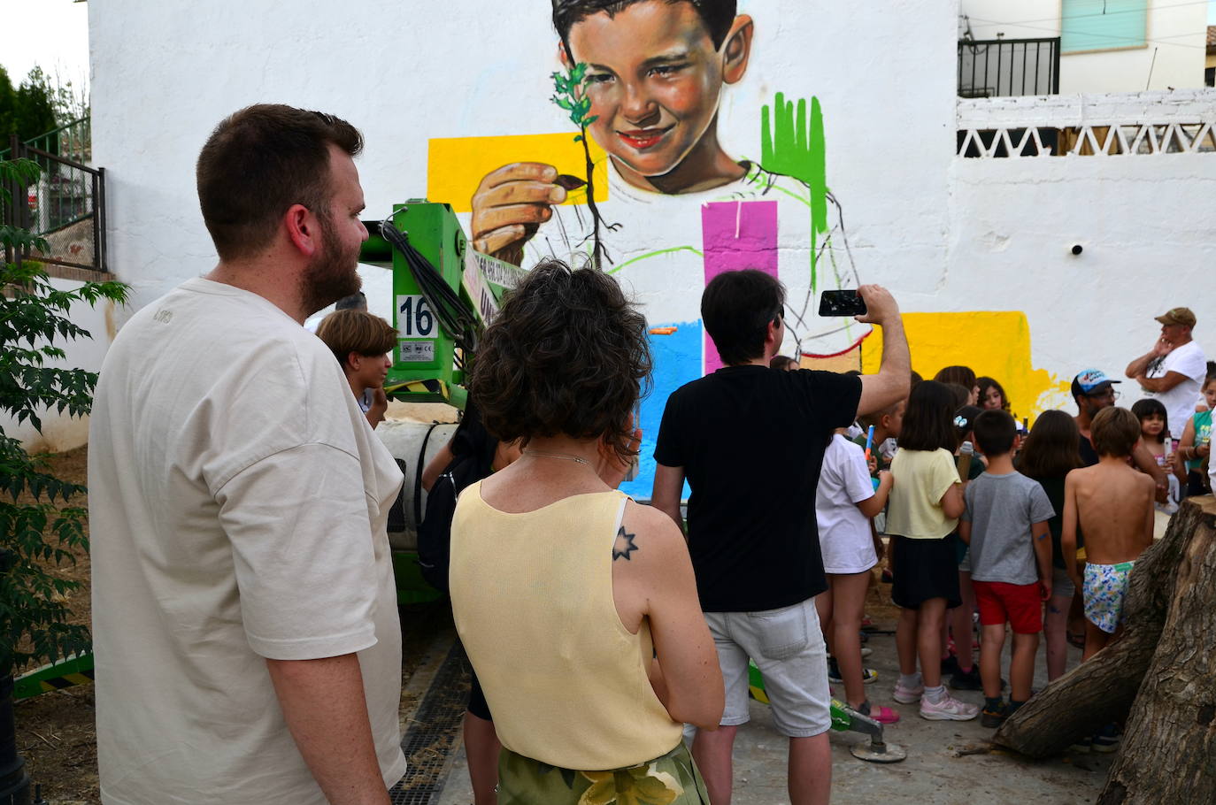 Un mural en Huétor Vega recuerda la importancia de «sembrar el futuro»