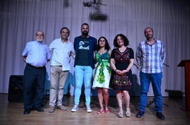 El concejal de Cultura, Chus Fernández (en el centro), con los ganadores.