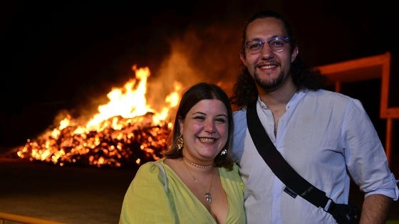 Una pedida de mano frente a la hoguera de San Juan de Huétor Vega