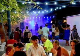 Un grupo de mayores baila durante la actuación de Juan Espigares en Huétor Vega.
