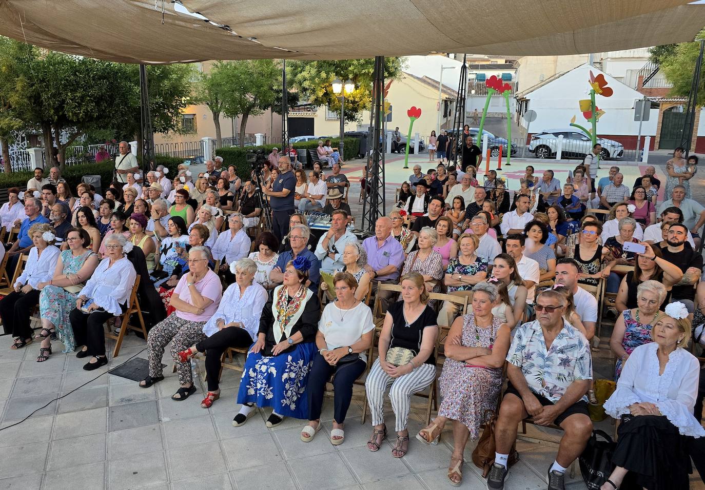 Expectación en la plaza del barrio de Caicena.