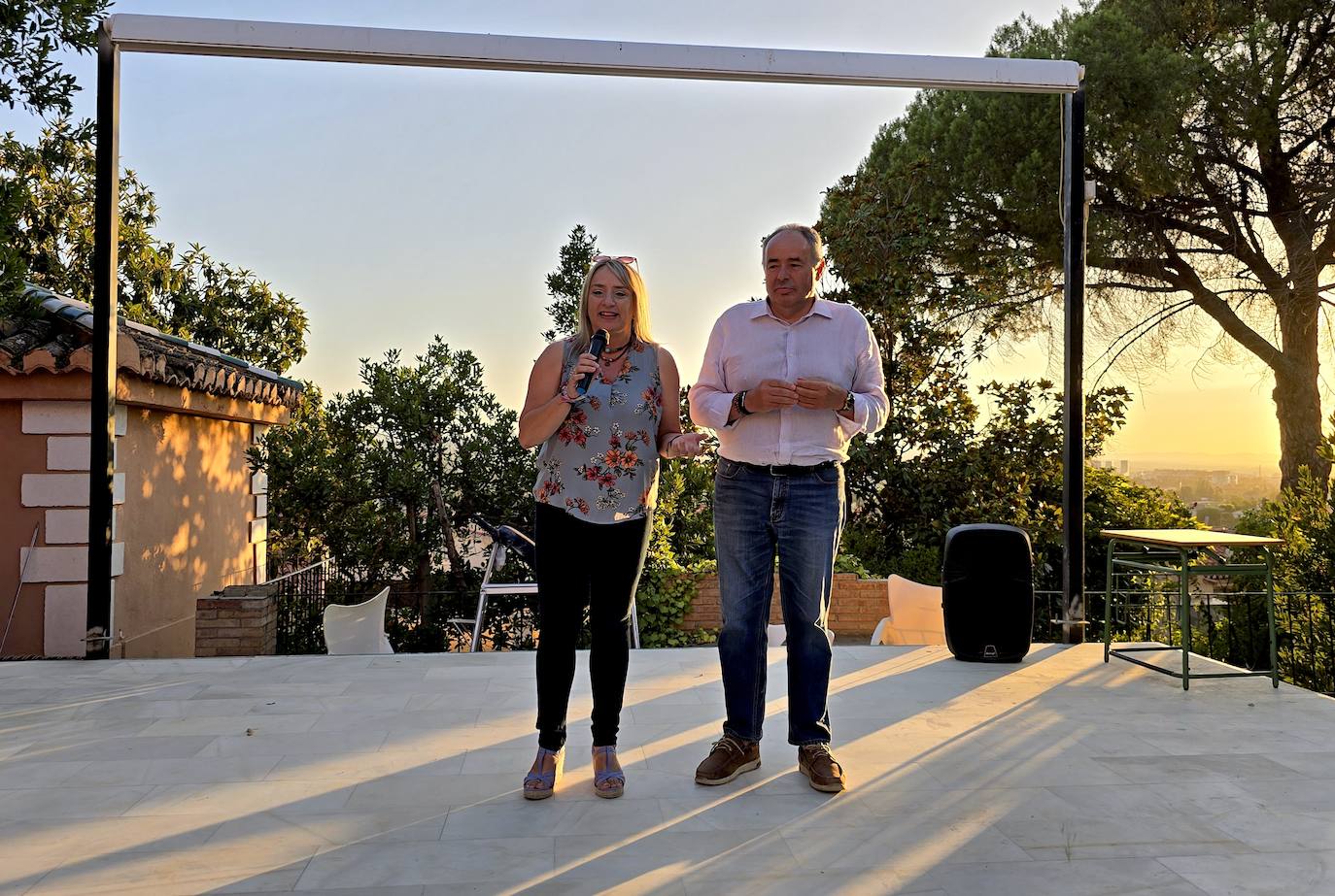 Carolina Higueras, concejala de Fiestas, y Mario del Paso, alcalde de Huétor Vega.