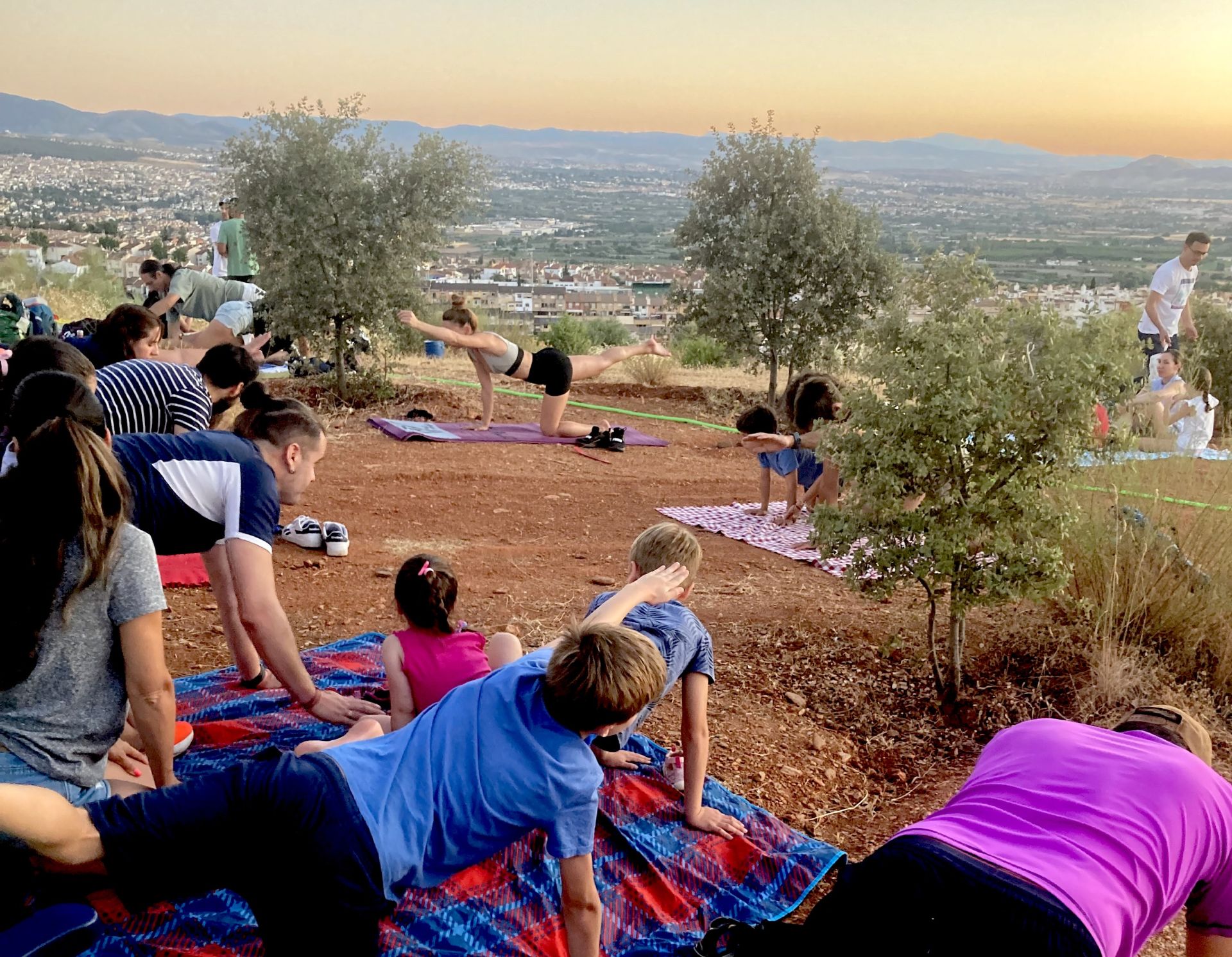 Camino de los Neveros: riego, yoga, picnic y luna llena