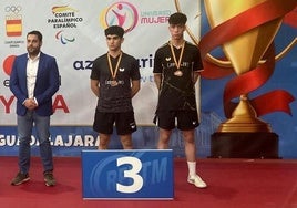 Hugo Urquízar (a la derecha), tercero jugando en una categoría superior a la suya en Guadalajara.