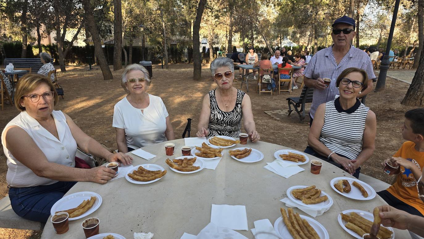 Desayuno popular en el Parque de los Pinos de Huétor Vega.
