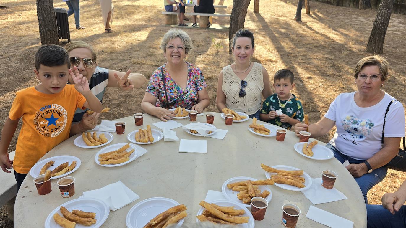 Desayuno popular en el Parque de los Pinos de Huétor Vega.