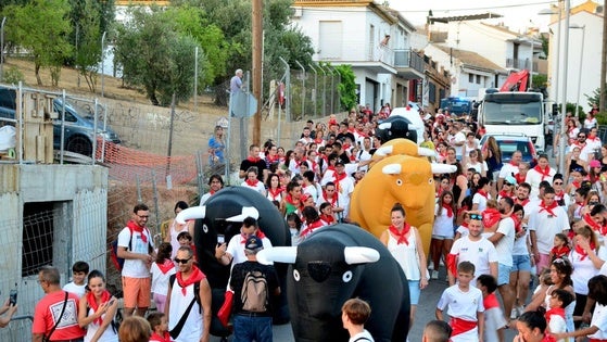 Huétor Vega vibra con su particular encierro de 'toros'