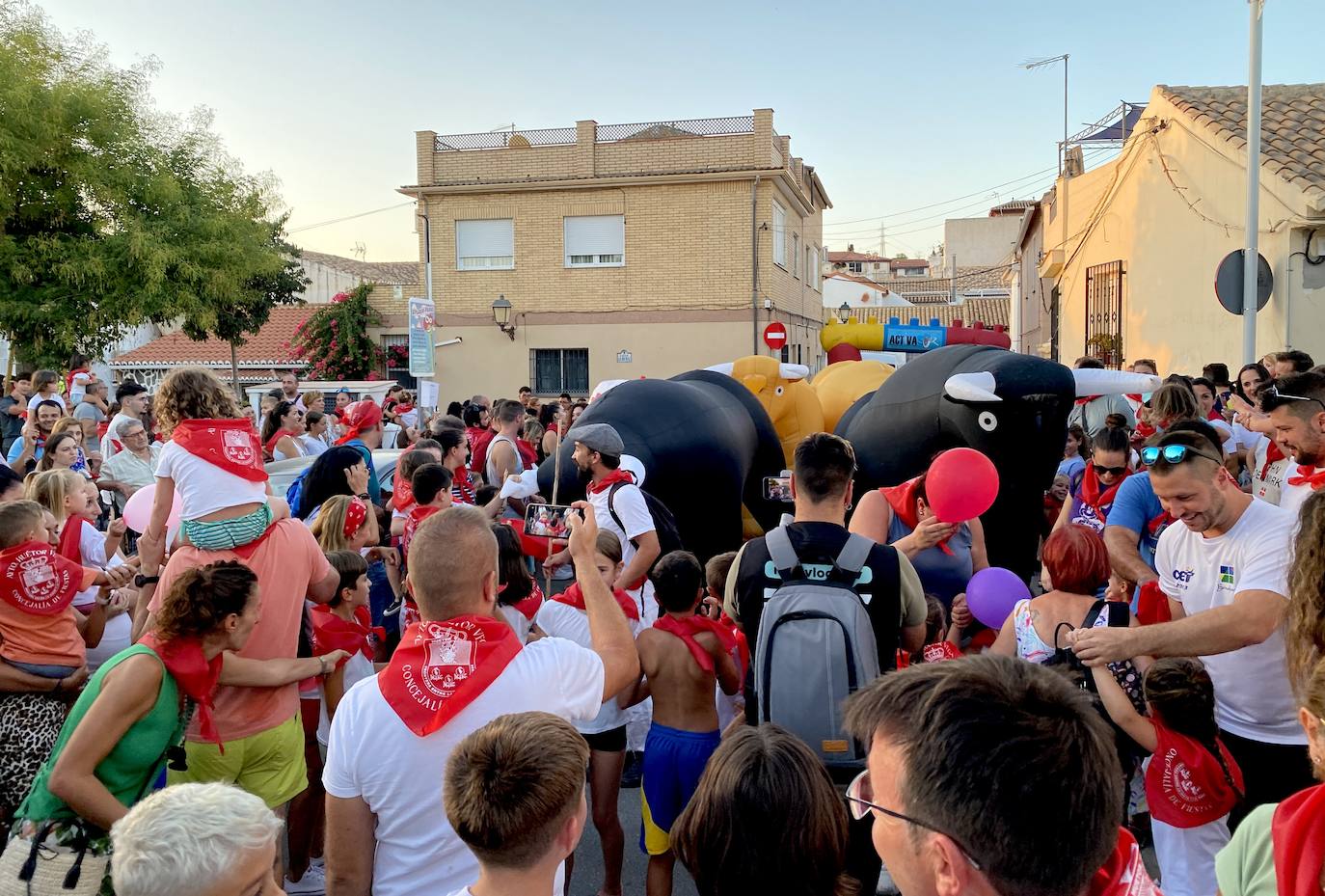 Huétor Vega vibra con su particular encierro de 'toros'