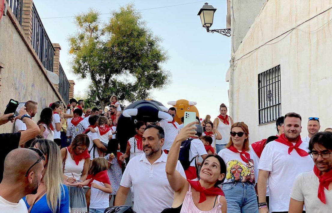 Huétor Vega vibra con su particular encierro de 'toros'