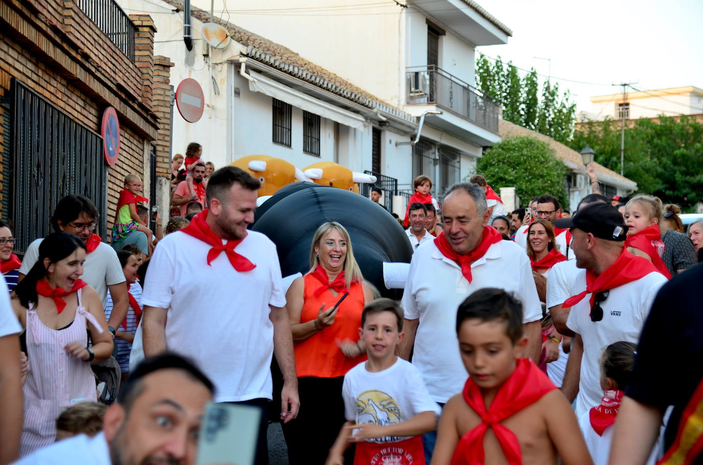 Huétor Vega vibra con su particular encierro de 'toros'